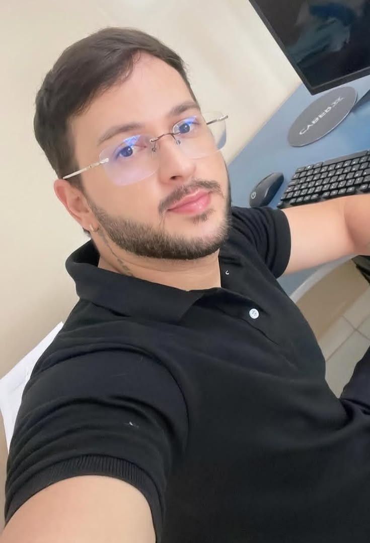 <em><strong>Andrés Chamorro</strong></em>
